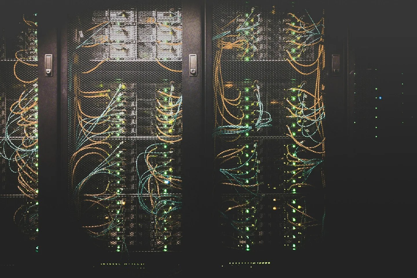 Serverracks und Netzwerkkabel in einem Rechenzentrum.