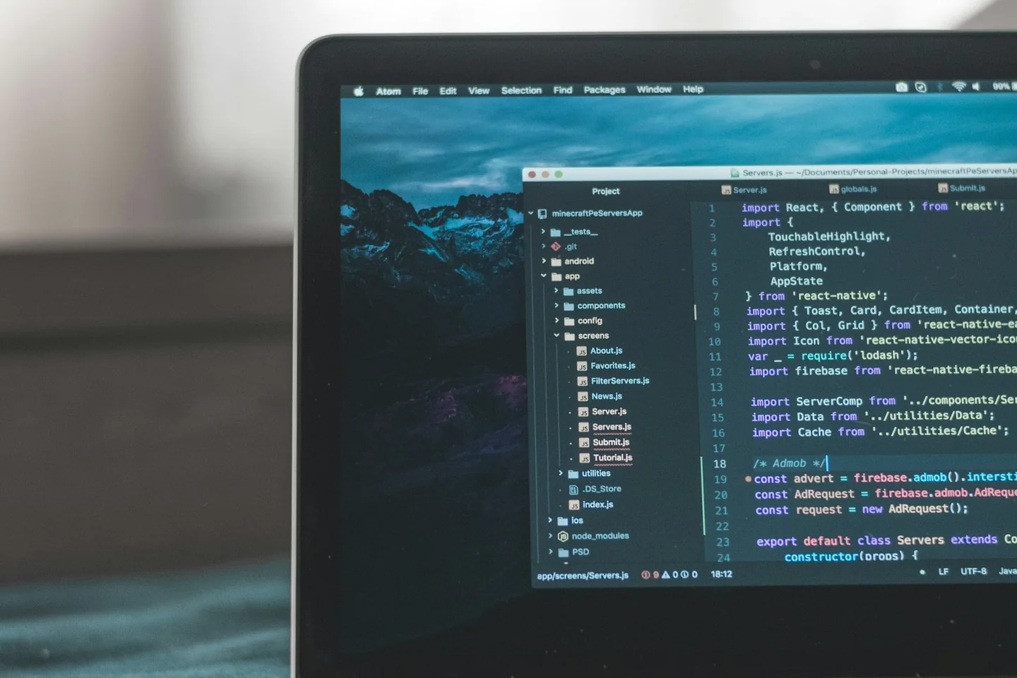 Nahaufnahme eines Laptops mit Programmcode.